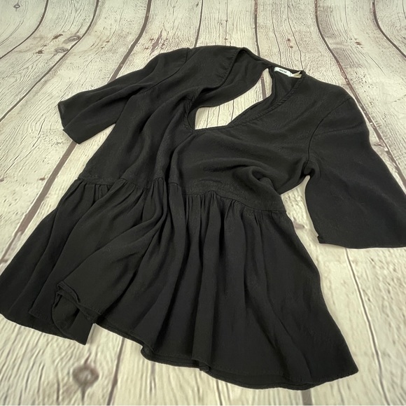 KIMCHI BLUE | URBAN OUTFITTERS black flowy v-neck peplum top, size XS - Picture 5 of 12
